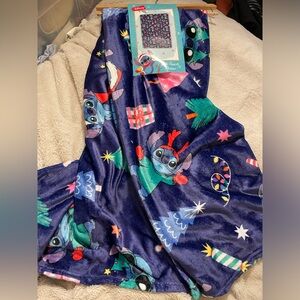 NWT Disney Lilo and Stitch Christmas Throw Blanket